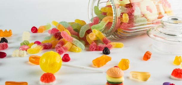 Caramelle e carie: cosa provoca (davvero) lo sviluppo della carie dentale?