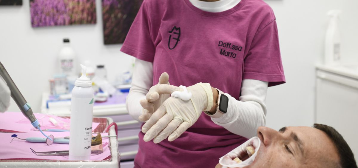 Dentifricio al fluoro e fluoroprofilassi (eseguita nello studio dentistico): perchè sono importanti?